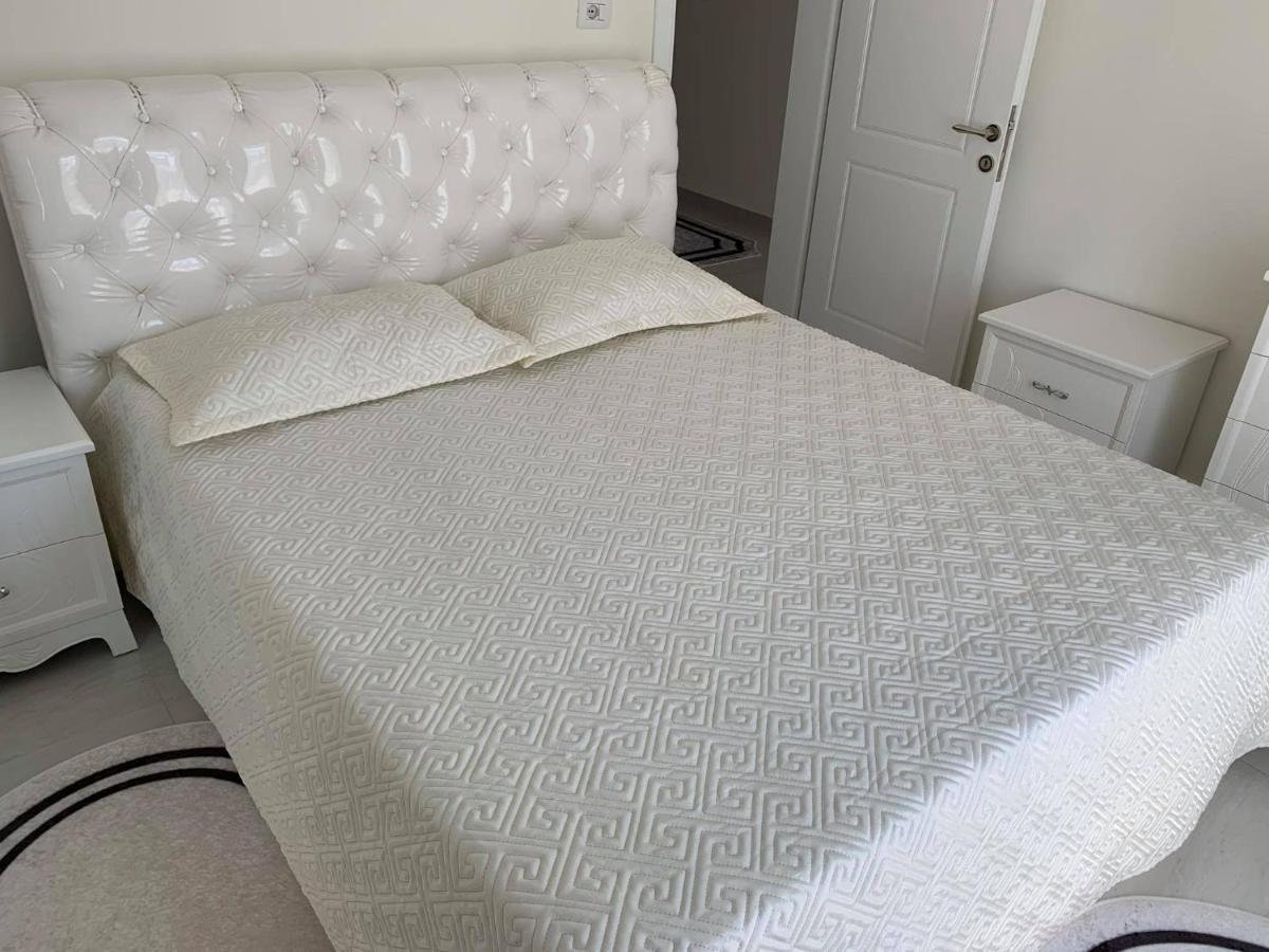 Apartament Oresti Korça Exteriör bild