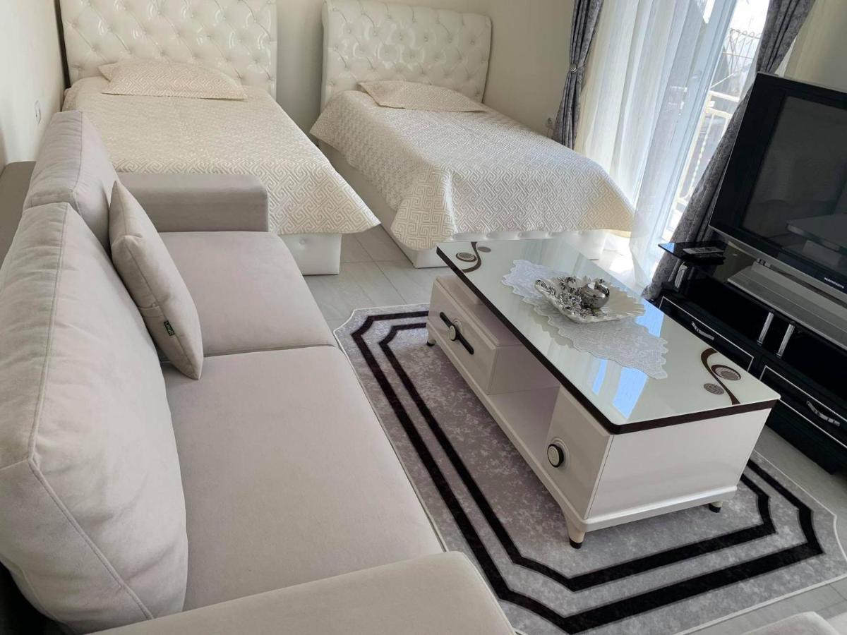 Apartament Oresti Korça Exteriör bild
